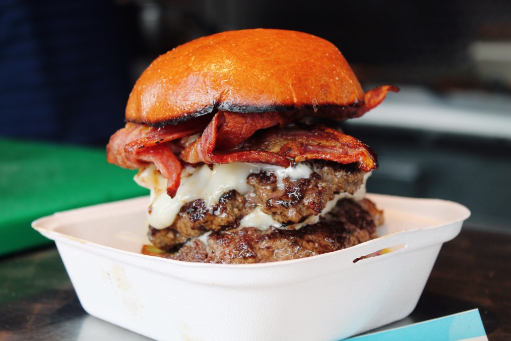 bacon-cheeseburger-at-a-london-street-food-festival_t20_v219vO