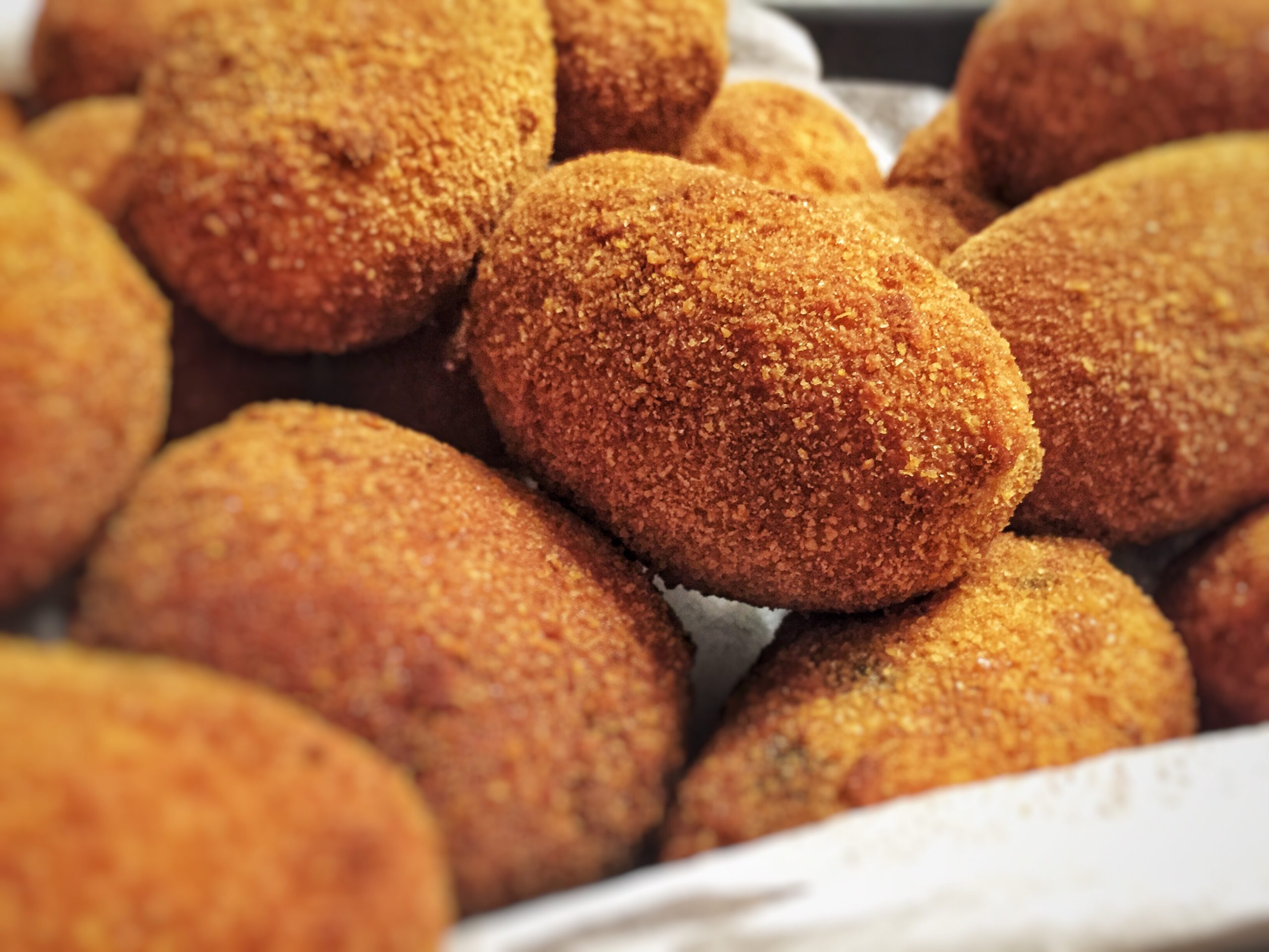 close-up-of-a-group-of-italian-suppl-traditional-fried-rice-balls-filled-with-mozzarella-cheese-and_t20_joY9mj