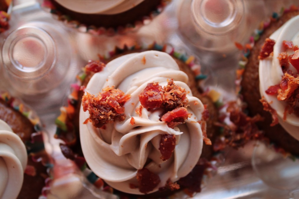 pumkin-stout-cupcakes-with-maple-cream-cheese-frosting-and-bacon-sprinkles_t20_8k4ELg